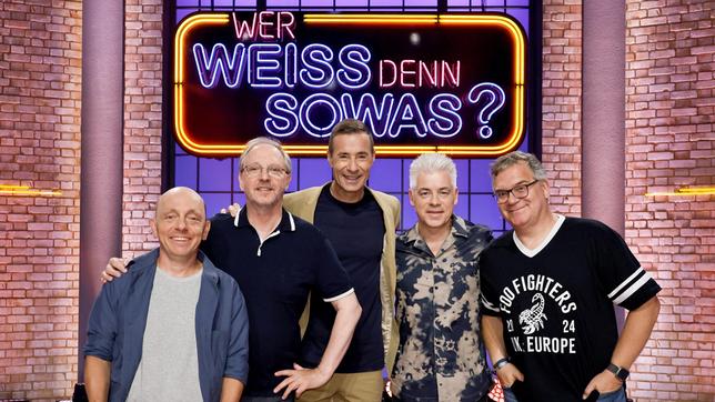 Moderator Kai Pflaume und seine Rateteam-Kapitäne Bernhard Hoëcker und Elton begrüßen in dieser Sendung den Schauspieler, Komiker und Musiker Olli Dittrich und den Komiker und Autor Michael ‚Michi’ Mittermeier.