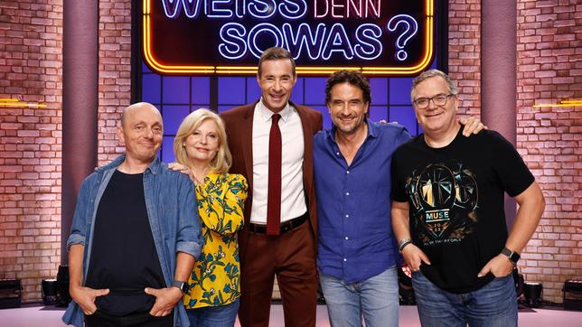 Moderator Kai Pflaume und seine Rateteam-Kapitäne Bernhard Hoëcker und Elton begrüßen in dieser Sendung die Schauspielerin Sabine Postel und den Schauspieler Oliver Mommsen.