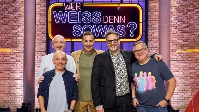 Moderator Kai Pflaume und seine Rateteam-Kapitäne Bernhard Hoëcker und Elton begrüßen in dieser Sendung den Komiker Mike Krüger (h.) und den Comedian Paul Panzer.