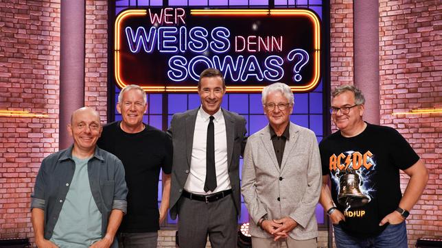 Moderator Kai Pflaume und seine Rateteam-Kapitäne Bernhard Hoëcker und Elton begrüßen in dieser Sendung den Fernsehmoderator und Journalist Johannes B. Kerner und den Sportjournalist und -kommentator Marcel Reif.