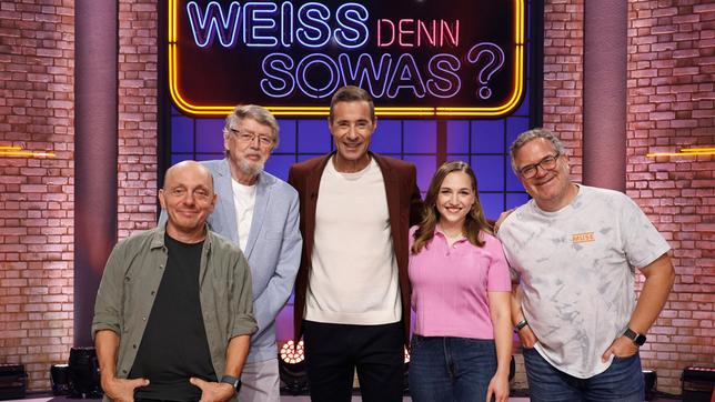 Moderator Kai Pflaume und seine Rateteam-Kapitäne Bernhard Hoëcker und Elton begrüßen in dieser Sendung die beiden ‚Quiz-Profis’ der ARD Quizshow ‚Quizduell-Olymp‘, den Historiker Eckhard Freise und die Staatsanwältin Marie-Louise Finck.