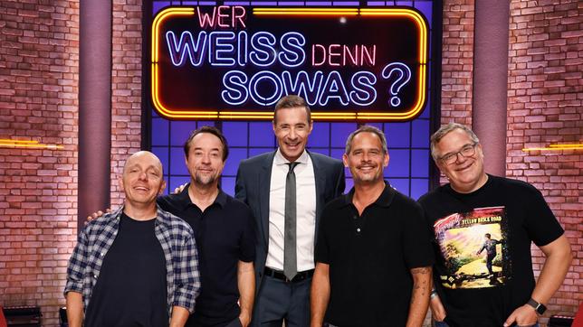 Moderator Kai Pflaume (mi.) und seine Rateteam-Kapitäne Bernhard Hoëcker (li.) und Elton (re.) begrüßen in dieser Sendung den Schauspieler und Musiker Jan Josef Liefers und den Schauspieler und Regisseur Moritz Bleibtreu.