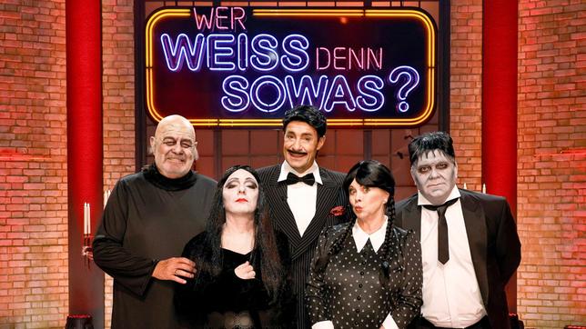 Moderator Kai Pflaume und seine Rateteam-Kapitäne Bernhard Hoëcker und Elton begrüßen in diesem Halloween-Special Fernsehmoderator Harry Wijnvoord und Fernsehmoderatorin Marijke Amado, allesamt verkleidet als Addams-Family.