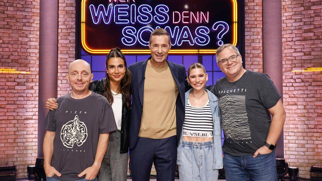 Moderator Kai Pflaume und seine Rateteam-Kapitäne Bernhard Hoëcker und Elton begrüßen in dieser Sendung die Fernsehmoderatorin Lea Wagner und die Fernsehmoderatorin und Sportjournalistin Jana Wosnitza