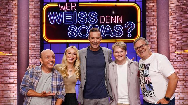 Moderator Kai Pflaume und seine Rateteam-Kapitäne Bernhard Hoëcker und Elton begrüßen in dieser Sendung die Schauspielerin Helena Zengel und den Schauspieler Julius Weckauf.