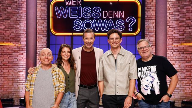 Moderator Kai Pflaume und seine Rateteam-Kapitäne Bernhard Hoëcker und Elton begrüßen in dieser Sendung die Sängerin und Schauspielerin Yvonne Catterfeld und den Singer-Songwriter Tim Kamrad.