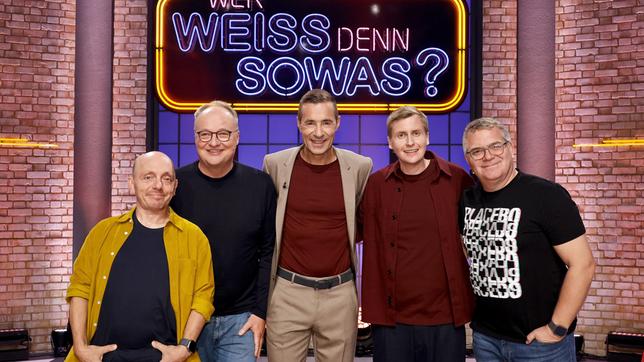 Moderator Kai Pflaume und seine Rateteam-Kapitäne Bernhard Hoëcker und Elton begrüßen in dieser Sendung den Satiriker, Fernsehmoderator und Journalisten Oliver Welke und den Stand-up-Comedian, Kabarettisten und Fernsehmoderator Till Reiners.