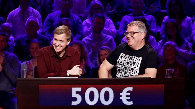 Moderator Kai Pflaume und seine Rateteam-Kapitäne Bernhard Hoëcker und Elton begrüßen in dieser Sendung den Satiriker, Fernsehmoderator und Journalisten Oliver Welke und den Stand-up-Comedian, Kabarettisten und Fernsehmoderator Till Reiners (l).