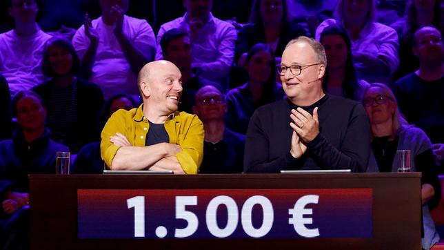 Moderator Kai Pflaume und seine Rateteam-Kapitäne Bernhard Hoëcker und Elton begrüßen in dieser Sendung den Satiriker, Fernsehmoderator und Journalisten Oliver Welke und den Stand-up-Comedian, Kabarettisten und Fernsehmoderator Till Reiners.