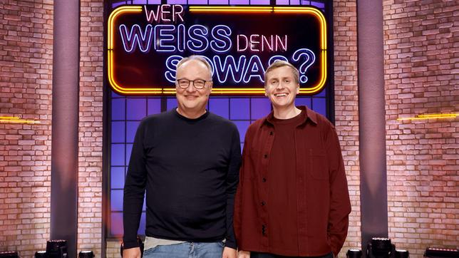 Moderator Kai Pflaume und seine Rateteam-Kapitäne Bernhard Hoëcker und Elton begrüßen in dieser Sendung den Satiriker, Fernsehmoderator und Journalisten Oliver Welke und den Stand-up-Comedian, Kabarettisten und Fernsehmoderator Till Reiners.