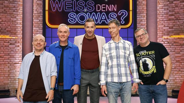 Moderator Kai Pflaume und seine Rateteam-Kapitäne Bernhard Hoëcker und Elton begrüßen in dieser Sendung den Komiker Johann König und den Schauspieler und Komiker Martin Schneider.