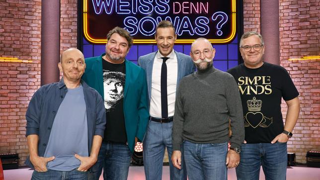 Moderator Kai Pflaume und seine Rateteam-Kapitäne Bernhard Hoëcker und Elton begrüßen in dieser Sendung den Kunsthändler Daniel Meyer und Fernsehmoderator Horst Lichter.