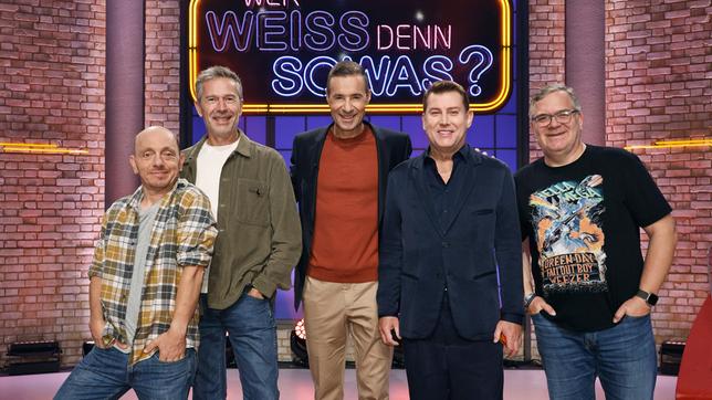 Moderator Kai Pflaume und seine Rateteam-Kapitäne Bernhard Hoëcker und Elton begrüßen in dieser Sendung den Journalist und Fernsehmoderator Dirk Steffens und den "Tagesschau"-Sprecher und Fernsehmoderator Jens Riewa.