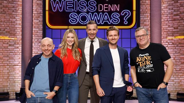 Moderator Kai Pflaume und seine Rateteam-Kapitäne Bernhard Hoëcker und Elton begrüßen in dieser Sendung die Schauspielerin und Model Nina Ensmann und den Schauspieler und Musiker Jörn Schlönvoigt.