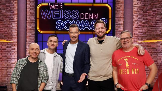 Moderator Kai Pflaume und seine Rateteam-Kapitäne Bernhard Hoëcker und Elton begrüßen in dieser Sendung den Comedian und Kabarettist Özcan Coşar und den Autor und Comedian Bastian Bielendorfer.