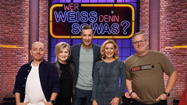 Moderator Kai Pflaume und seine Rateteam-Kapitäne Bernhard Hoëcker und Elton begrüßen in dieser Sendung die Fernsehmoderatorin Carmen Nebel und die Sängerin Stefanie Hertel.