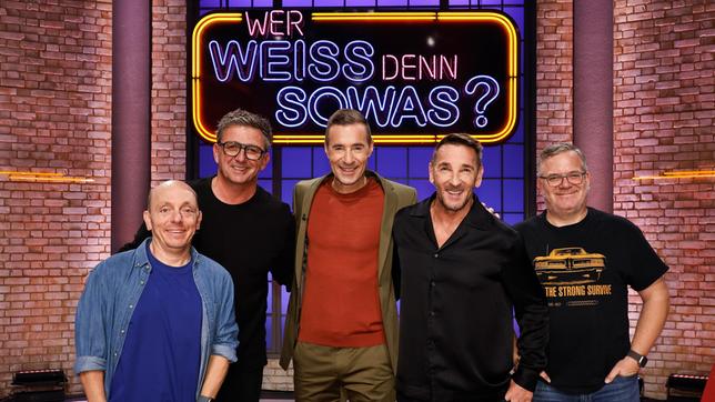 Moderator Kai Pflaume und seine Rateteam-Kapitäne Bernhard Hoëcker und Elton begrüßen in dieser Sendung den Schauspieler Hans Sigl und den Schauspieler Mark Keller.