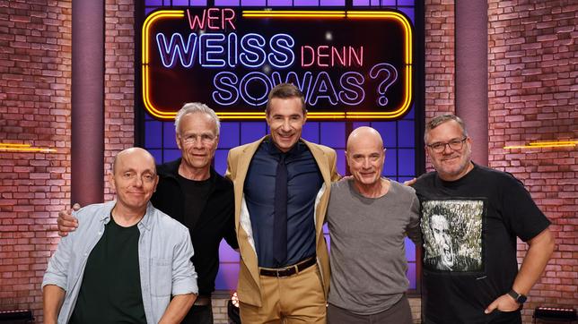 Moderator Kai Pflaume und seine Rateteam-Kapitäne Bernhard Hoëcker und Elton begrüßen in dieser Sendung den Schauspieler Klaus J. Behrendt und den Schauspieler Christian Berkel.