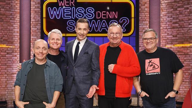 Moderator Kai Pflaume und seine Rateteam-Kapitäne Bernhard Hoëcker und Elton begrüßen in dieser Sendung den Fernsehmoderator und Komiker Guido Cantz und den Komiker, Sänger und Fernsehmoderator Bernd Stelter.