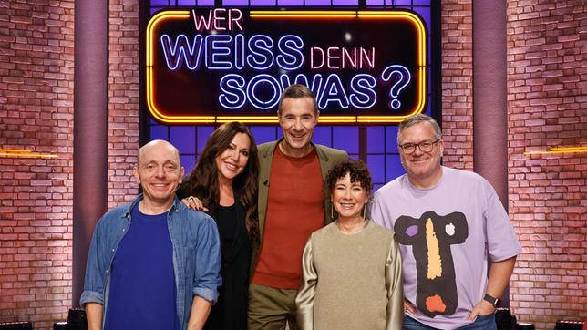 Moderator Kai Pflaume (mi.) und seine Rateteam-Kapitäne Bernhard Hoëcker (li.) und Elton (re.) begrüßen in dieser Sendung die Schauspielerin Simone Thomalla und die Schauspielerin Maria Ketikidou.