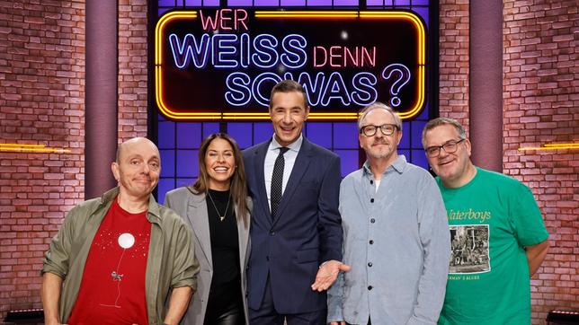 Moderator Kai Pflaume und seine Rateteam-Kapitäne Bernhard Hoëcker und Elton begrüßen in dieser Sendung die Stand-up-Comedienne und Moderatorin Negah Amiri und den Schauspieler, Komiker und Musiker Olli Dittrich.