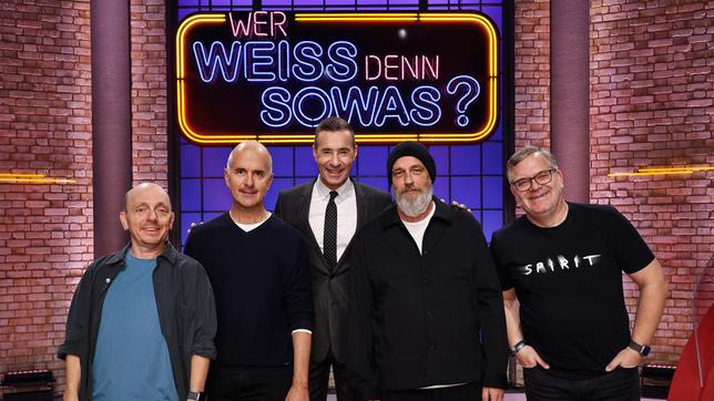 Moderator Kai Pflaume (mi.) und seine Rateteam-Kapitäne Bernhard Hoëcker (li.) und Elton (re.) begrüßen in dieser Sendung den Schauspieler und Komiker, Christoph Maria Herbst und den Komiker und Kabarettist, Torsten Sträter.