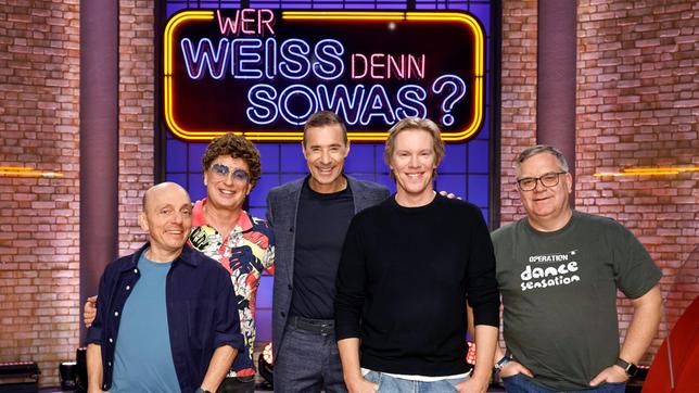 Moderator Kai Pflaume und seine Rateteam-Kapitäne Bernhard Hoëcker und Elton begrüßen in dieser Sendung den Comedian Atze Schröder und den Comedian Simon Gosejohann.