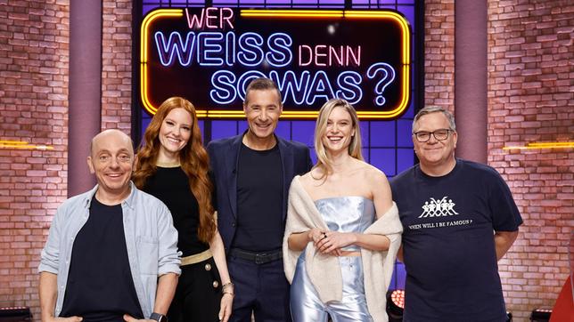 Moderator Kai Pflaume und seine Rateteam-Kapitäne Bernhard Hoëcker und Elton begrüßen in dieser Sendung die Schauspielerin und Model Barbara Meier und das Model Kim Hnizdo.