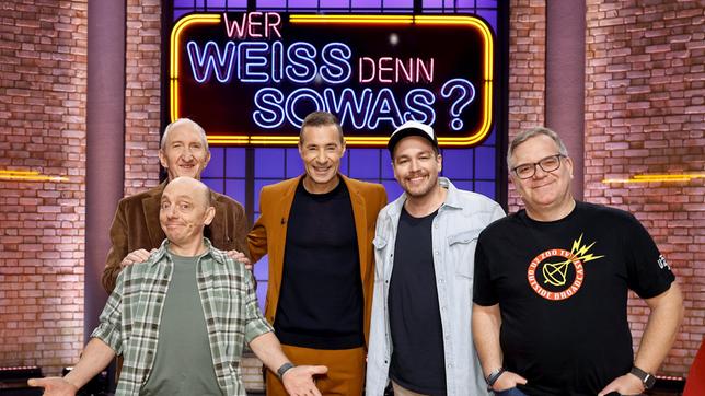 Moderator Kai Pflaume und seine Rateteam-Kapitäne Bernhard Hoëcker und Elton begrüßen in dieser Sendung den Komiker und Musiker Mike Krüger (h.) und den Schauspieler und Comedian Jan van Weyde.