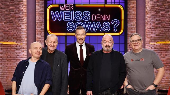 Moderator Kai Pflaume und seine Rateteam-Kapitäne Bernhard Hoëcker und Elton begrüßen in dieser Sendung den Schauspieler Leonard Lansink und den Schauspieler Florian Martens.