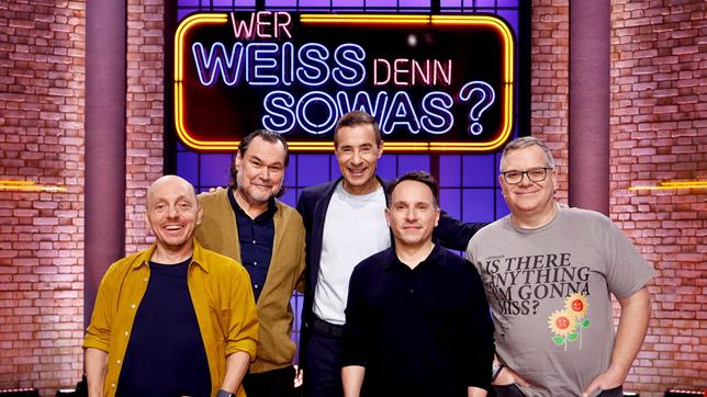 Moderator Kai Pflaume und seine Rateteam-Kapitäne Bernhard Hoëcker und Elton begrüßen in dieser Sendung den Schauspieler Markus John und den Schauspieler Stefko Hanushevsky.