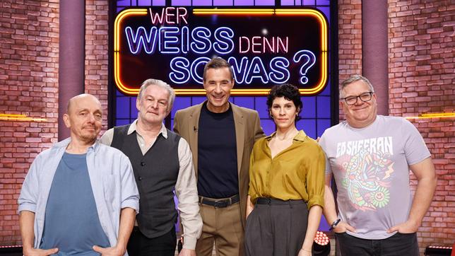 Moderator Kai Pflaume und seine Rateteam-Kapitäne Bernhard Hoëcker und Elton begrüßen in dieser Sendung den Schauspieler und Kabarettist Max Herbrechter und die Schauspielerin und Moderatorin Jasmin Gerat.