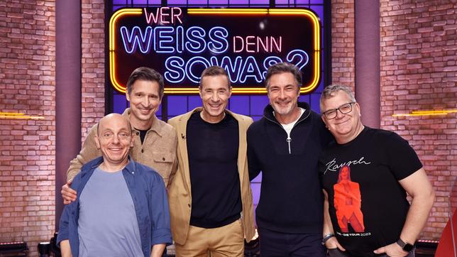 Moderator Kai Pflaume und seine Rateteam-Kapitäne Bernhard Hoëcker und Elton begrüßen in dieser Sendung den Fernsehmoderator, Unternehmer, Journalist und Web-TV-Produzent Andreas Türck und den Fernseh- und Hörfunkmoderator Marco Schreyl.