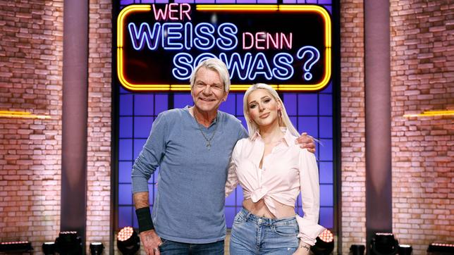 Bild: ARD/Morris Mac Matzen Moderator Kai Pflaume und seine Rateteam-Kapitäne Bernhard Hoëcker und Elton begrüßen in dieser Sendung den Sänger Matthias Reim und seine Tochter, die Sängerin Marie Reim.