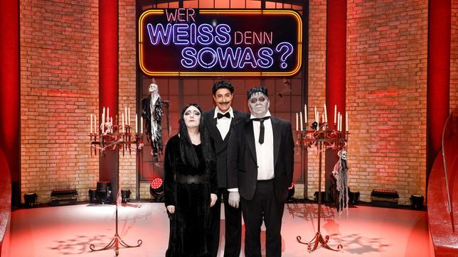 Moderator Kai Pflaume und seine Rateteam-Kapitäne Bernhard Hoëcker und Elton, verkleidet als Addams-Familiy, begrüßen in diesem Halloween-Special Fernsehmoderator Harry Wijnvoord und Fernsehmoderatorin Marijke Amado