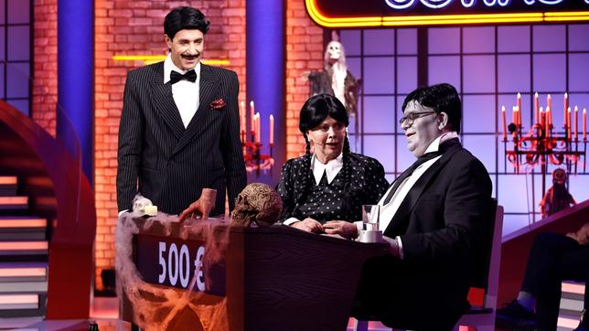 Moderator Kai Pflaume und seine Rateteam-Kapitäne Bernhard Hoëcker  und Elton, verkleidet als Addams-Familiy, begrüßen in diesem Halloween-Special Fernsehmoderator Harry Wijnvoord und Fernsehmoderatorin Marijke Amado