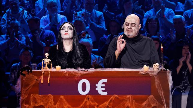 Moderator Kai Pflaume und seine Rateteam-Kapitäne Bernhard Hoëcker und Elton, verkleidet als Addams-Familiy, begrüßen in diesem Halloween-Special Fernsehmoderator Harry Wijnvoord und Fernsehmoderatorin Marijke Amado