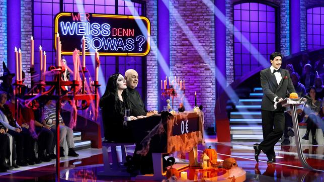 Moderator Kai Pflaume und seine Rateteam-Kapitäne Bernhard Hoëcker und Elton, verkleidet als Addams-Familiy, begrüßen in diesem Halloween-Special Fernsehmoderator Harry Wijnvoord und Fernsehmoderatorin Marijke Amado