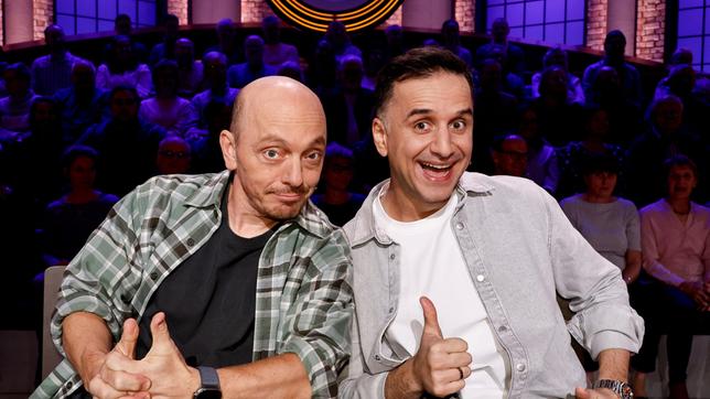 Rateteam-Kapitän Bernhard Hoëcker mit Comedian und Kabarettist Özcan Coşar.