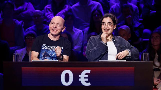 Rateteam-Kapitän Bernhard Hoëcker mit Stand-up Comedienne Ana Lucía.