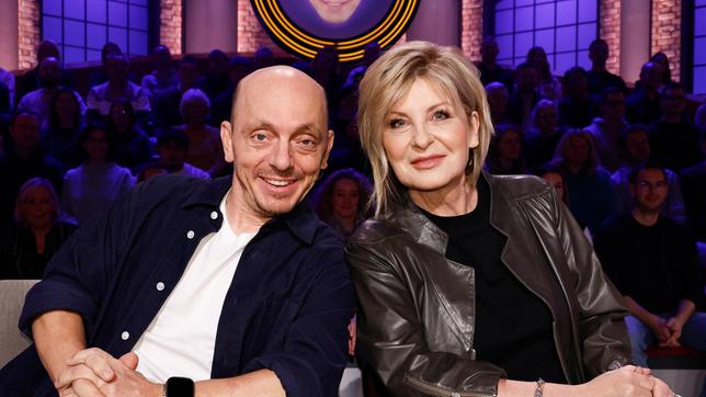 Rateteam-Kapitän Bernhard Hoëcker und Fernsehmoderatorin Carmen Nebel bilden ein Rateteam.