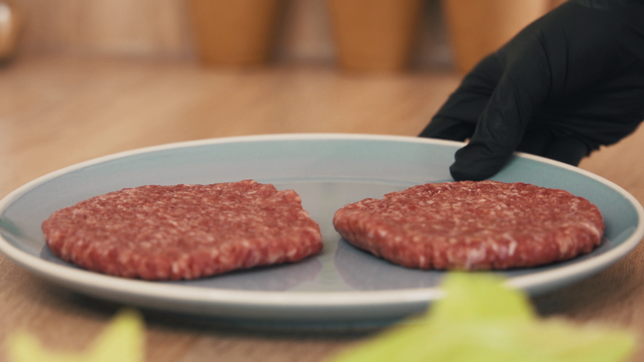 Wie bleibt ein Burger-Patty auf dem Grill saftig?