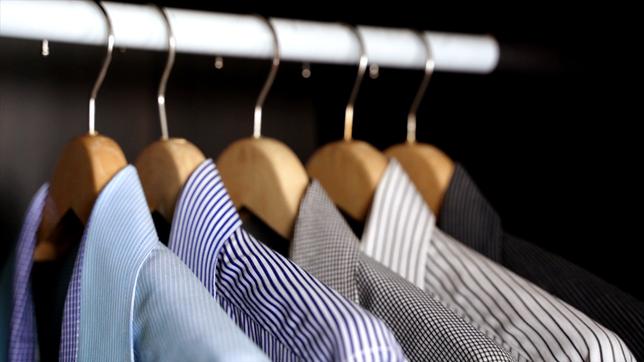 Anzüge und Hemden in einem Schrank