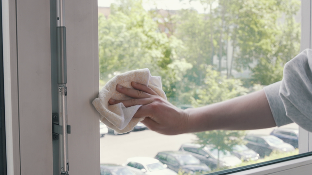 Hand beim Fensterputzen 