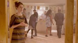 Cuckoo: Lorna (Helen Baxendale) hat eine Party organisiert.