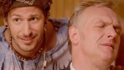 Cuckoo: Ken (Greg Davies) mit Cuckoo (Andy Samberg) 