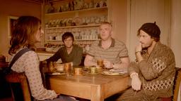 Cuckoo: Lorna (Helen Baxendale), Dylan (Tyger Drew-Honey), Ken (Greg Davies) und Cuckoo (Andy Samberg) sind nervös.