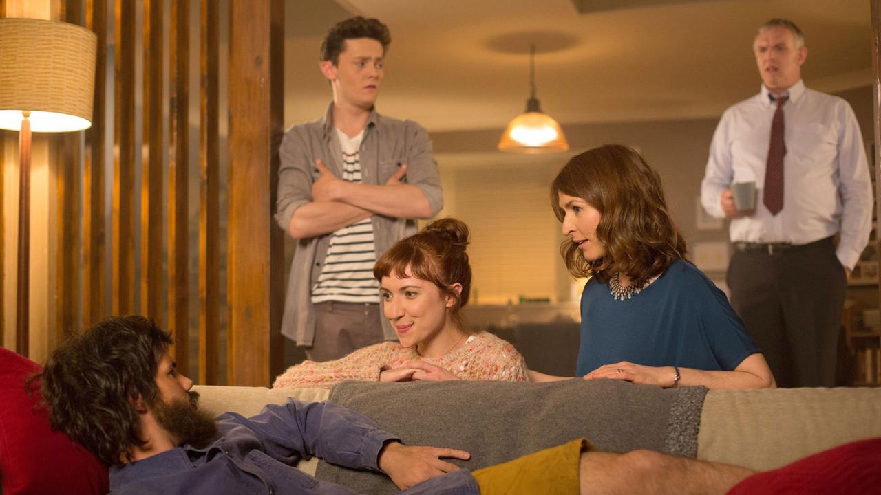 Cuckoo: Nach seinem Unfall erwacht Dale (Taylor Lautner) auf dem Sofa der Familie Thompson. Rachel (Esther Smith), und ihre Mutter Lorna (Helen Baxendale) sind erleichtert, Bruder Dylan (Tyger Drew-Honey) und Vater Ken (Greg Davies) sind eher skeptisch.