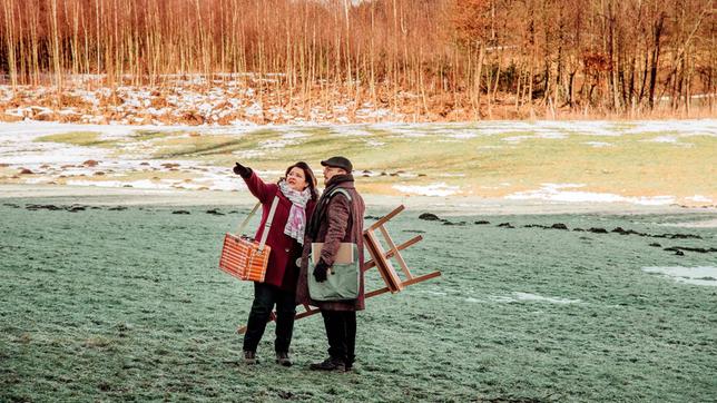 Monika ist ganz aus dem Häuschen, als Maler Osswald sich doch für ihren Grund als Motiv entscheidet. Von links: Monika Vogl (Christine Reimer) und Maler Osswald (Nikolaus Frei). Weiteres Bildmaterial finden Sie unter www.br-foto.de.