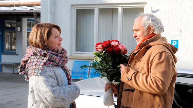 Rosi ist überrumpelt, als Karl sie bei ihrem unverbindlichen Treffen scheinbar mit roten Rosen überrascht. Von links: Rosi Kirchleitner (Brigitte Walbrun) und Karl (Hansa Czypionka). Weiteres Bildmaterial finden Sie unter www.br-foto.de.